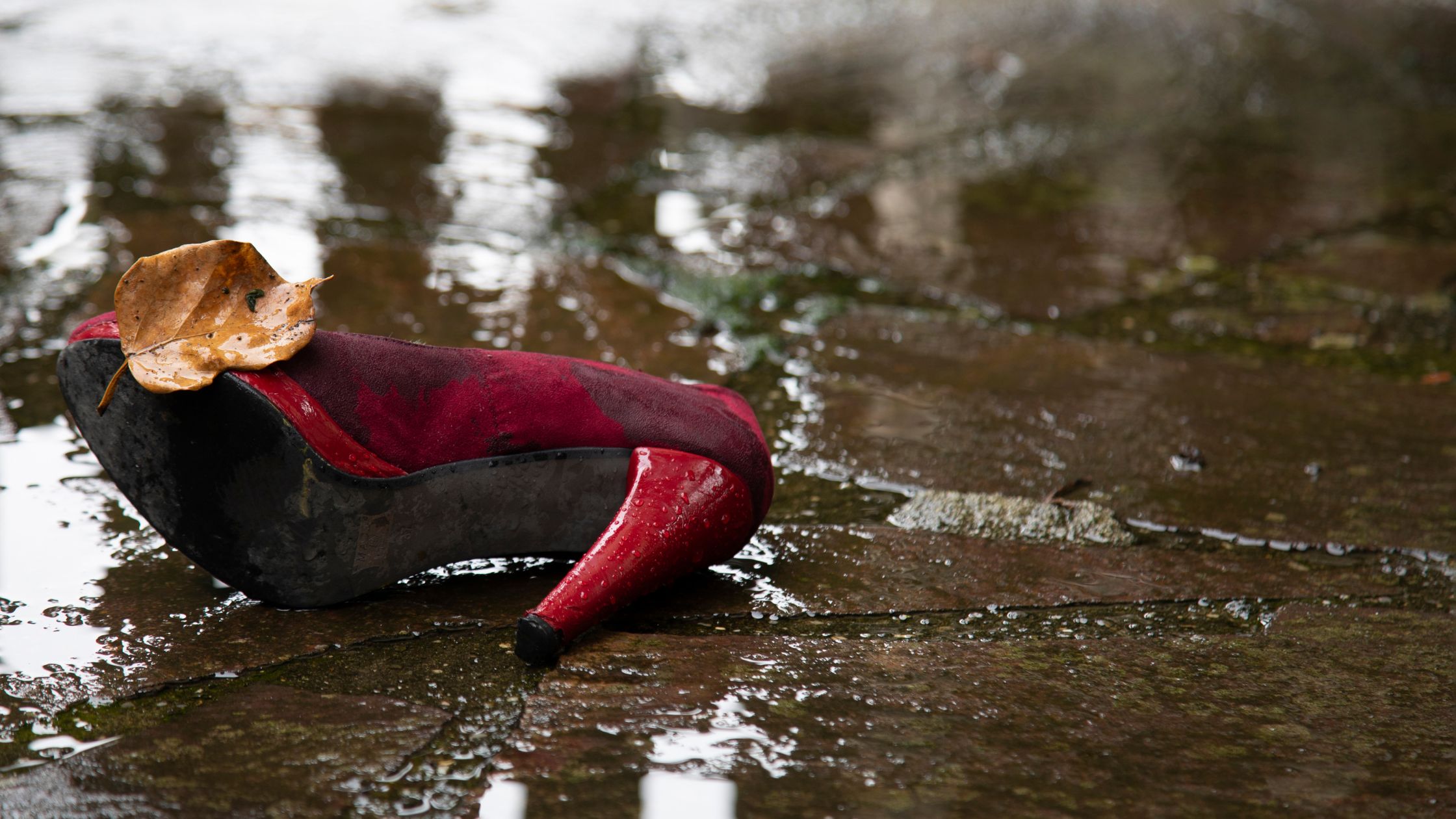 Femminicidio - una scarpa rossa abbandonata in strada